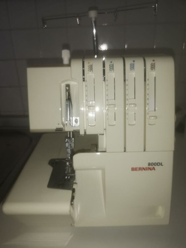 Macchina taglia cuci - cuci, usata